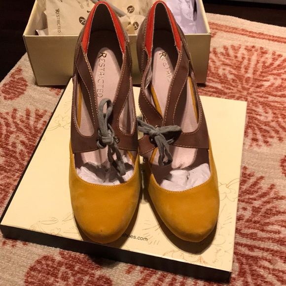 Restricted heels - Picture 2 of 6